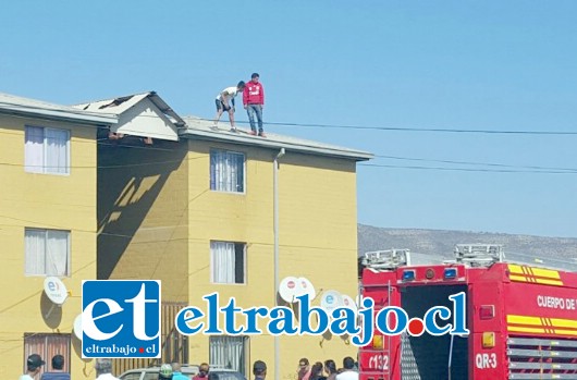 Bastante expectación entre vecinos generó el ascenso de un sujeto hasta la techumbre de un block en el Totoral de San Felipe, luego que Carabineros advirtiera que conducía una camioneta robada horas antes. (Foto: @EmerVCordillera)