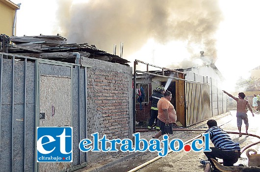 El incendio se produjo durante la mañana del pasado viernes en dos viviendas ubicadas en la esquina del pasaje Pedro Lagos con Saavedra, de la población Ambrosio O’Higgins.