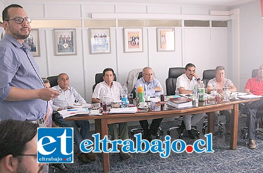 El alcalde de Putaendo, Guillermo Reyes junto al Concejo Municipal, en reunión con la empresa de sondaje y búsqueda de yacimientos mineros TECK.