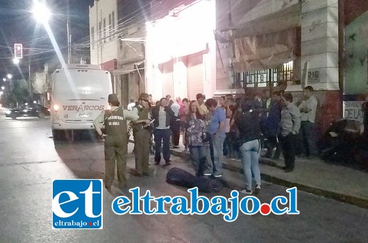 La tragedia se desató alrededor de las 21,30 horas en el paradero de micros ubicado en calle Traslaviña frente al Mercado Municipal de San Felipe