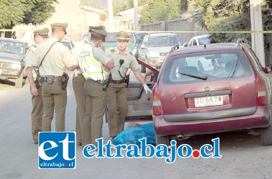 Personal de Carabineros en el sitio del suceso realizó algunos peritajes preliminares previos a la llegada de la PDI.