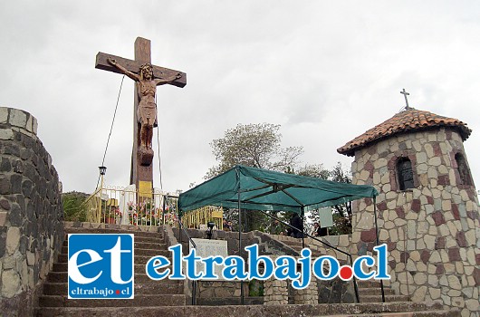 El emblemático Cristo de Madera de Rinconada fue el mudo testigo de la drástica decisión adoptada por un joven de 19 años de edad.