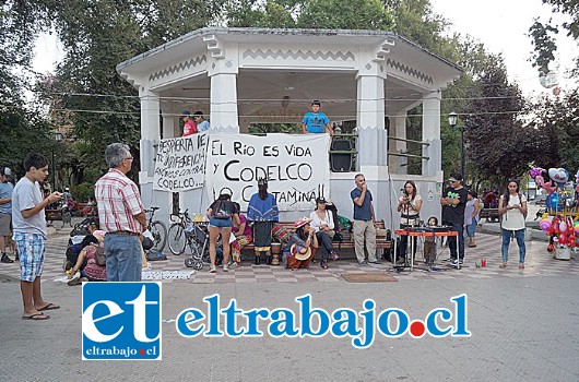 La velatón se realizó en las afueras del edificio institucional de la División Andina de Codelco, la tarde del miércoles.