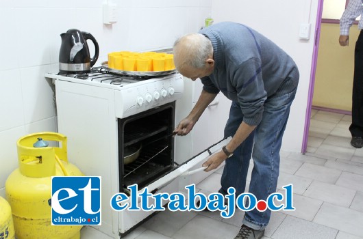 La sala de cocina fue habilitada con recursos municipales, ampliándola, instalando cerámicas y pintando, todo eso para que los usuarios del club puedan elaborar pan.