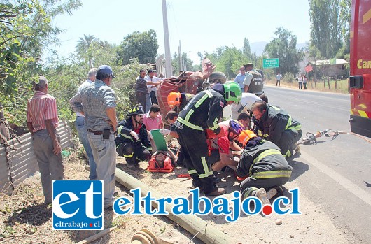 Los equipos de emergencia trabajando en el lugar con los heridos.