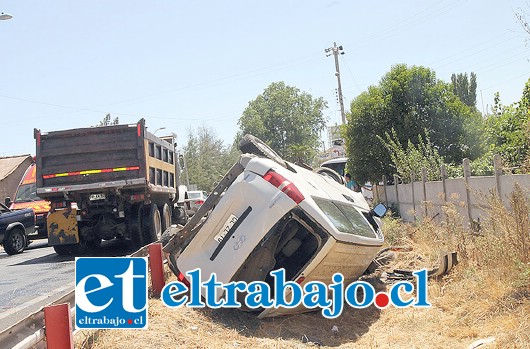 El furgón Hyundai terminó volcado y al otro lado de una barrera de contención luego del impacto con la camioneta.