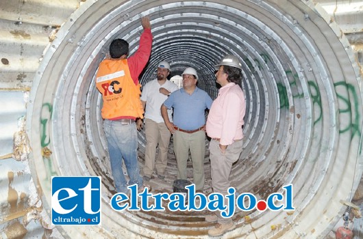 El alcalde de Los Andes Mauricio Navarro junto al Inspector Técnico de Obras (ITO), Javier Herrera, hicieron una visita a las obras de los colectores de aguas lluvias de la calle Víctor Körner.