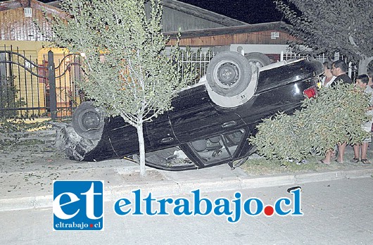 El conductor colisionó dos vehículos estacionados antes de volcarse, causando daños de consideración en el frontis de la casa signada con el número 165 de Agua Santa.