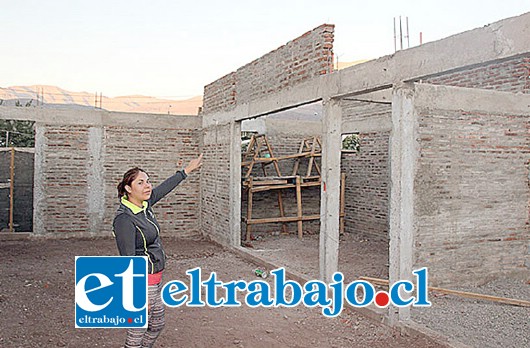 Carla Farías, presidenta de la junta de vecinos, informó sobre la paralización de los trabajos de construcción de la sede vecinal de villa Los Olivos de Putaendo.