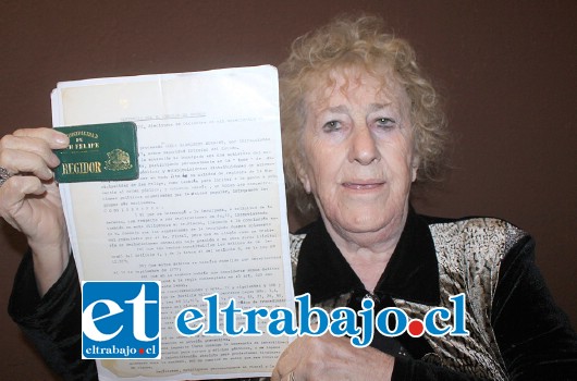 SU LUCHA NO TERMINA.- Adela Baraquett muestra a Diario El Trabajo parte de la documentación del consejo de guerra al que fue sometida en 1973, durante los meses en que se le apresó, siendo despojada de su cargo municipal en nuestra comuna.