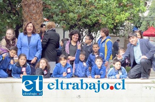 El alcalde Mauricio Navarro, la gobernadora María Victoria Rodríguez junto a estudiantes de la comuna, participaron de la conmemoración del natalicio de Gabriela Mistral.