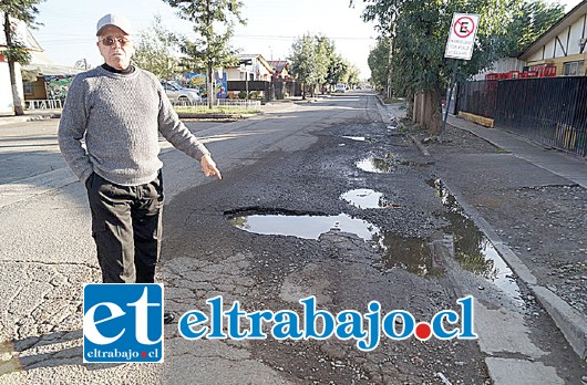 Bartolomé Ponce, vecino de la calle Vicuña en la villa El Porvenir, muestra el enorme ‘evento’ que hay en el sector.