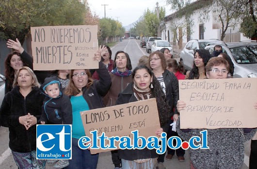 ESTÁN HARTOS.- Decenas de apoderados de la Escuela Bucalemu salieron a la calle para bloquearla, exigiendo la colocación de un lomo de toro frente a esa casa estudiantil.