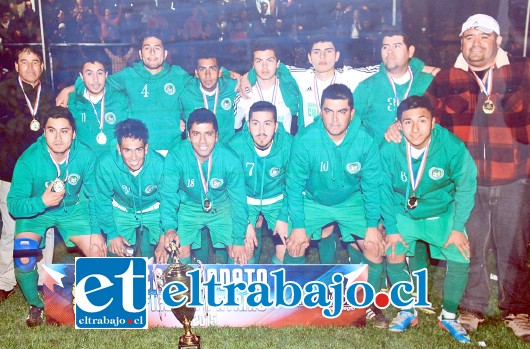 SON DE TEMER.- Ellos son la Selección 2015 del Club Deportivo Bucalemu, que el próximo mes cumplirán 78 años de estar moviendo el balón.