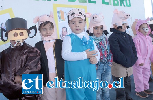 CERDITOS REGALONES.- Estos cerditos y el lobo se lucieron en grande en esta feria literaria de su colegio.