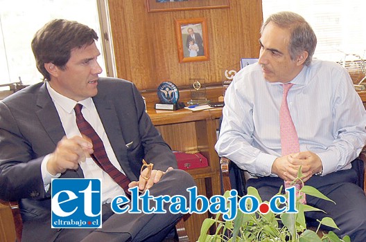 El senador Francisco Chahuán junto al ministro de Transporte Andrés Gómez Lobo, dando a conocer la creación de una nueva planta de revisión técnica para Los Andes.