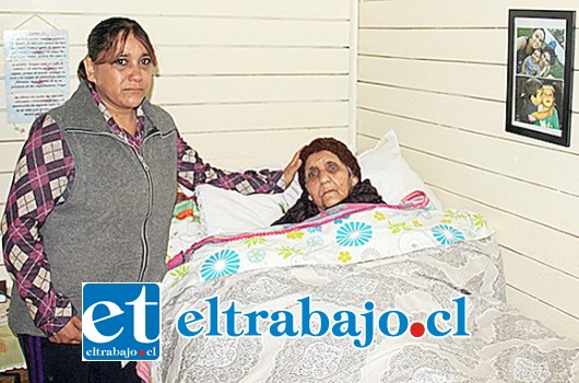 La Sra. Ana María Berríos junto a madre, de casi 80 años de edad, acusan haber recibido malos tratos de parte del médico que atiende urgencias en el Hospital San Antonio de Putaendo.