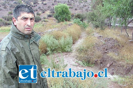 Francisco Olmedo, visiblemente molesto ante la administración de las aguas contaminadas.