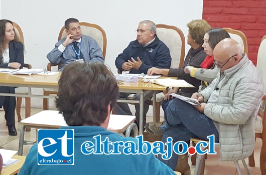 El alcalde Guillermo Reyes en reunión con representantes de Banco Estado y adultos mayores del sector.