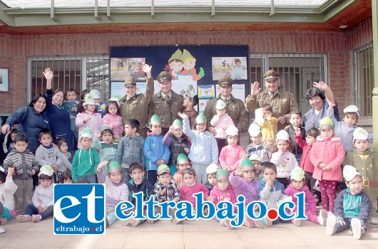 UN DÍA ESPECIAL.- Los 98 duendecitos de este centro infantil recibieron con sus brazos abiertos a los carabineros, quienes visitaron ayer miércoles su jardín infantil en Nuevo Algarrobal.