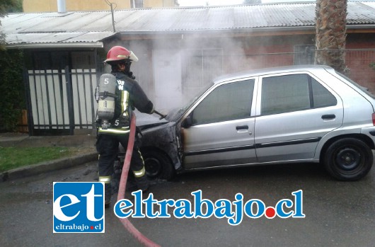 Bomberos controló el incendio de un vehículo envuelto en llamas desde las afueras de un domicilio en la villa Santa Teresita de Curimón.