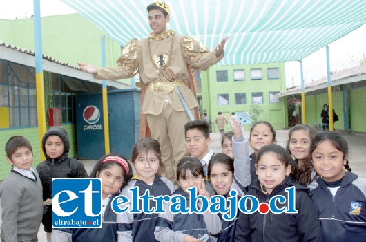 EL PRINCIPAZO.- El Príncipe Feliz hizo felices también a estos niños de la foto, magia pura en esta fecha tan especial.