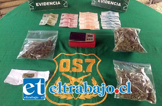 Efectivos de OS7 de Carabineros incautaron 300 gramos de marihuana elaborada, una pesa digital y $198.000 en efectivo, pruebas para establecer el tráfico de drogas.