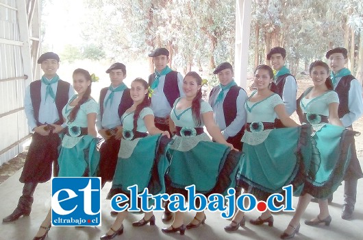 LOS CAMPEONES.- Ellos son los bailarines de la Escuela Industrial de San Felipe, quienes por segundo año consecutivo ostentan el título de Campeones Nacionales en Folklore de la SNA.