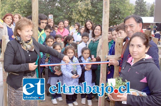 HUERTO ESCOLAR.- La directora de la Escuela Mateo Cokljat de Tierras Blancas fue la encargada de cortar la cinta del huerto, atrás, los pequeños y apoderados esperaban ansiosos el momento de entrar al mismo con sus plantas.