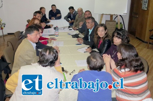 La reunión contó con la Seremi de Medio Ambiente, Tania Bertoglio, funcionarios municipales, representantes del Ciem Aconcagua y la Comunidad de Campo Jahuel.