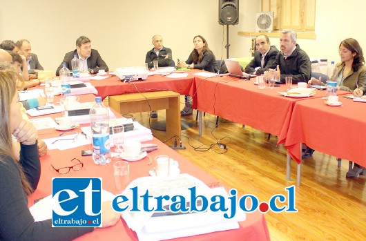 En la reunión, junto a autoridades ministeriales y comunales se presentaron los detalles de prefactibilidad e impacto ambiental del embalse de Calle Larga.