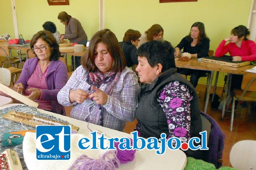 EN ESCUELAS.- Estas vecinas en 2015 realizaron un taller con doña Aída el año pasado en la Escuela Carolina Ocampo, de Bellavista.