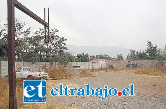 En la villa Peter Horn de Rinconada de Silva, detrás de la sede vecinal, hay un terreno que se está transformando en un micro basural y que, según Moisés Lorca, podría ser utilizado por los jóvenes del sector para recrearse.