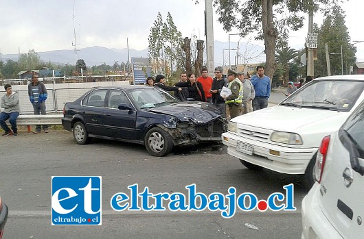 El accidente se produjo a eso de las 15:30 en el Puente Encón de San Felipe, involucrando a dos vehículos menores que habrían impactado frontalmente resultando tres personas lesionadas.