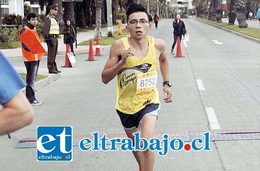 Diego Valderrama confirmó que es un fondista de mucha proyección nacional al ganar la serie juvenil de la Maratón Internacional de Santiago.