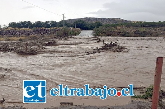 En horas de la mañana se produjo el desborde del estero Pocuro, provocando temor en los vecinos ante posible inundación de sus viviendas (Foto Alejandro Escudero /Coe).