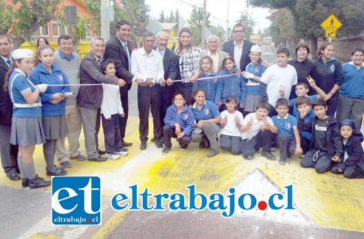 El alcalde Patricio Freire junto a la comunidad, inauguró los esperados resaltos reductores de velocidad que beneficiarán directamente a los alumnos de la escuela República Argentina y a la comunidad de El Tambo.