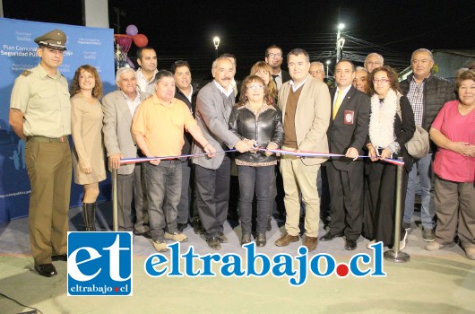 Diversas autoridades y el alcalde Patricio Freire junto a la comunidad inauguraron proyectos de mini canchas en Las Acacias.