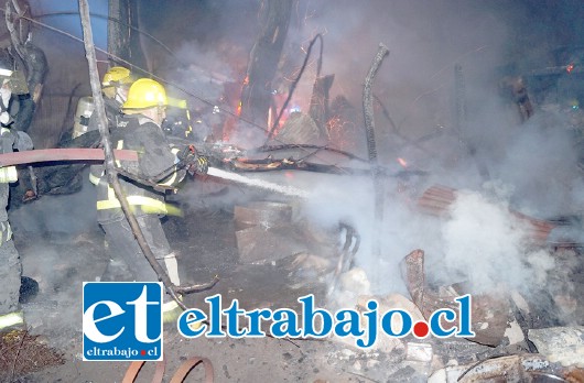 Cinco unidades de bomberos tuvieron que acudir a la emergencia que surgió en una vivienda de material ligero en sector el Patagual de Calle Larga.