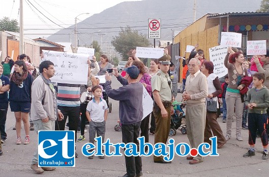 Vecinos sanfelipeños se toman intersección de avenida Michimalongo con Calle Bombero Juan Mira Avello, en villa El Carmen.