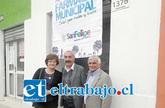 Alcalde de San Felipe Patricio Freire, junto a la directora de Salud Municipal Marcela Brito y el concejal Dante Rodríguez visitaron las instalaciones de la Farmacia Popular ubicada en Traslaviña 1376.