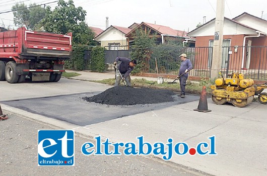 Durante el viernes, personal municipal instaló resaltos reductores de velocidad en Villa El Carmen.