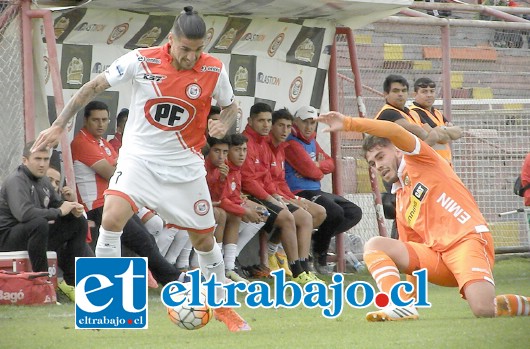 Sin ningún orden y con alardes individuales, la escuadra albirroja intentó sacar adelante el pleito contra un pragmático conjunto naranja.