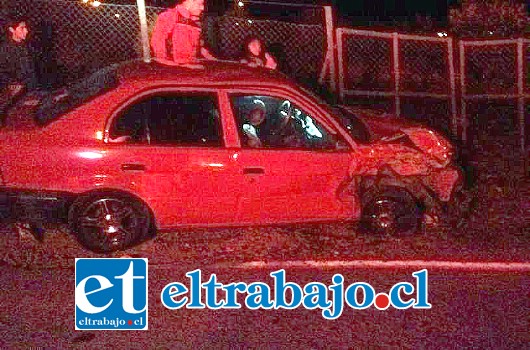 El vehículo tripulado por el matrimonio y sus hijos resultó dañado en su carrocería tras el impacto frontal. (Fotos: Emergencia Santa María).