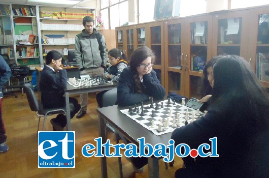 ESTÁN CALENTANDO.- Estas jornadas deportivas son organizadas por el profesor de ajedrez, Guillermo Quijanes.