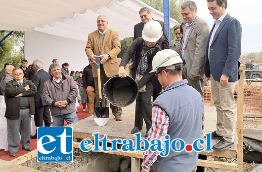 Dra. Vilma Olave, Directora del Servicio de Salud Aconcagua, SSA. Se dispone a colocar, de forma simbólica, la primera piedra delnuevo CECOSF Las Coimas.