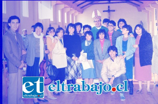 DEL RECUERDO.- En esta foto del recuerdo vemos al sacerdote Camilo Vial Risopatrón, cuando él oficiaba sus misas en esta histórica capilla, a su lado, la generación de aquellos años.