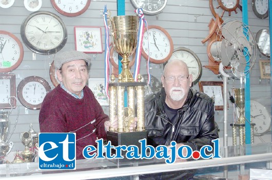 COPA DIARIO EL TRABAJO.- Por este enorme trofeo en forma de copa pelearán cientos de karatekas de más de 20 escuelas de Artes Marciales en agosto.