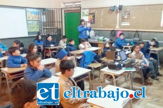 Los pequeños estudiantes de la escuela República Argentina de El Tambo atentos a la charla.