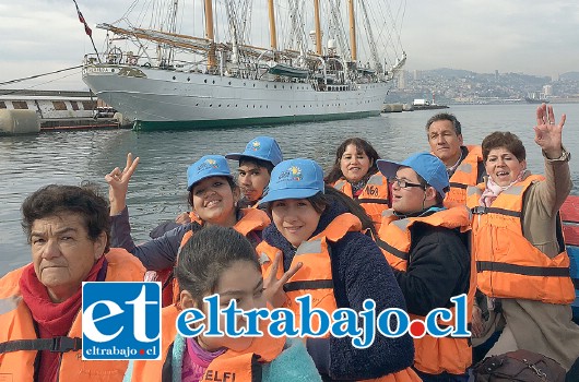 LA GRAN ESMERALDA.- Los paseos acuáticos realizados por estos chicos de Santa María los llevaron muy cerca de la escuela naval La Esmeralda.